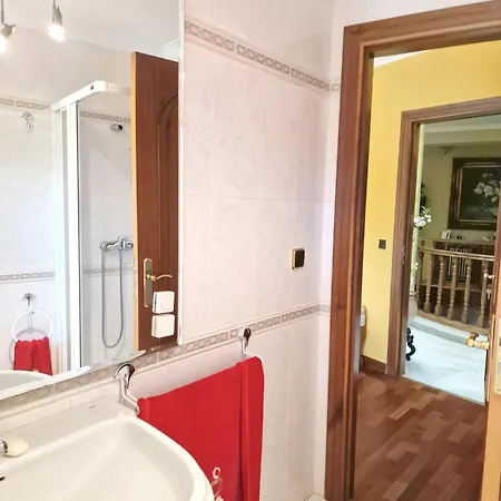 Spacious House With Pool And Garden In Congosto Hébergement de vacances
