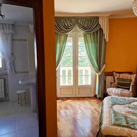 Spacious House With Pool And Garden In Congosto Hébergement de vacances